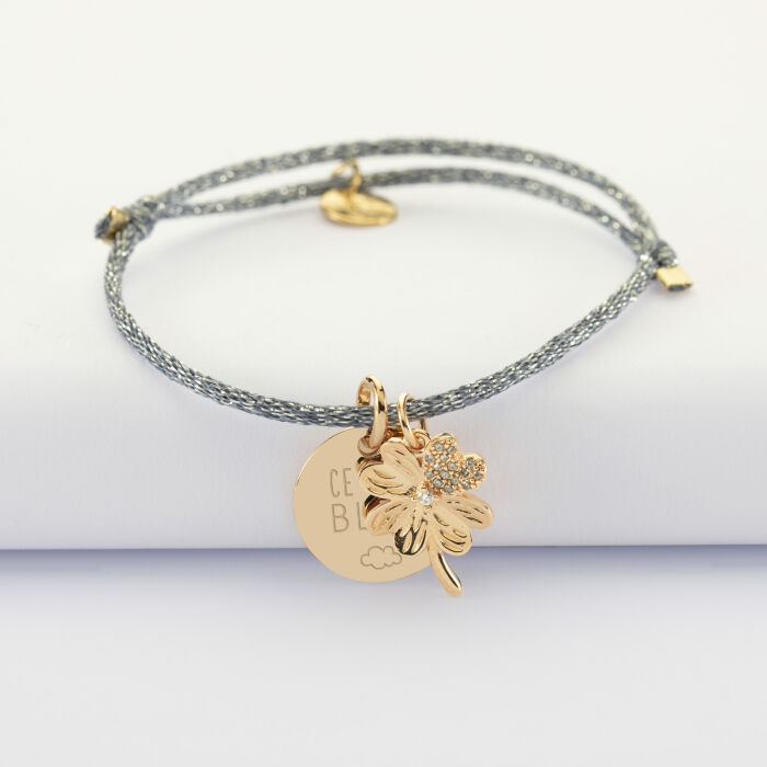 Bracelet enfant personnalisé cordon pailleté médaille gravée plaqué or 15 mm et breloque trèfle scintillant 15 mm - illustration