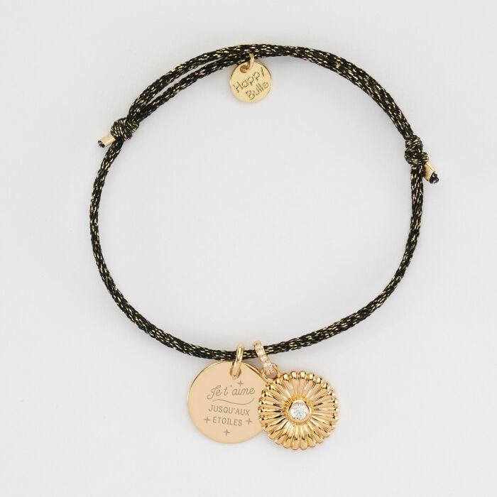 Bracelet enfant personnalisé cordon pailleté médaille gravée plaqué or 15 mm et breloque marguerite scintillante 14 mm - illustration