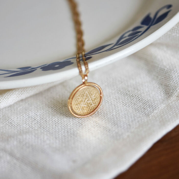 Pendentif enfant personnalisé médaille réversible contour tressé Eternelle gravée plaqué or 18 mm - ambiance