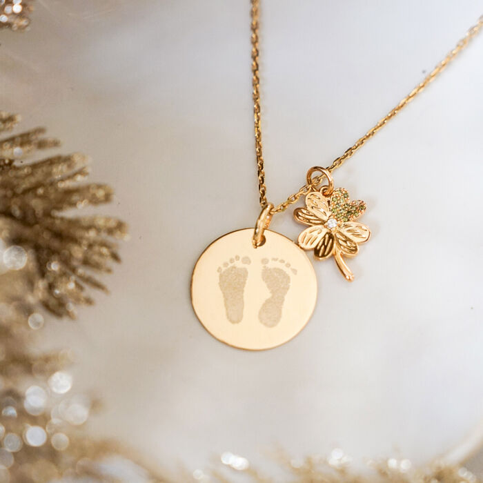 Pendentif personnalisé médaille gravée plaqué or 19 mm et breloque trèfle scintillant 15 mm - ambiance