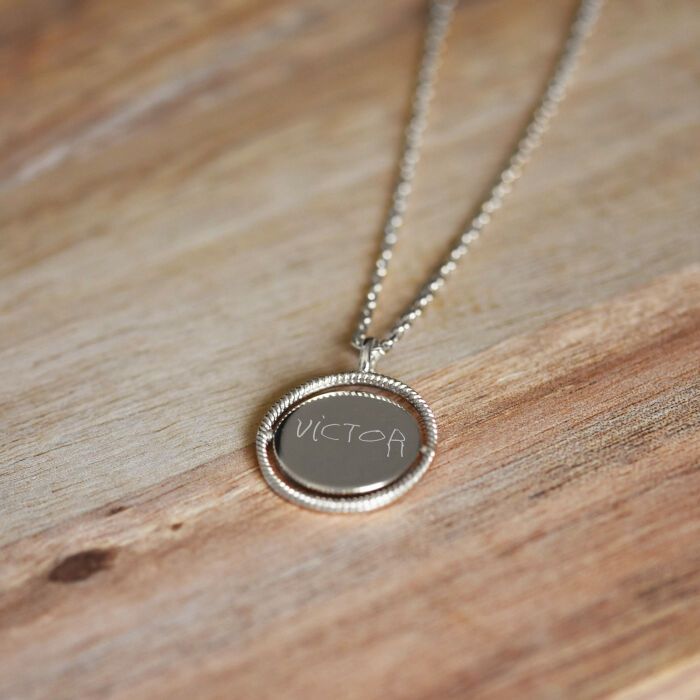 Pendentif personnalisé médaille réversible contour tressé Eternelle gravée argent 18 mm - ambiance