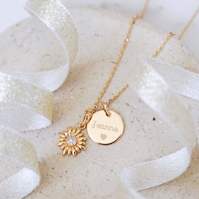 Pendentif personnalisé médaille gravée plaqué or 15 mm et breloque tournesol scintillant 13 mm - ambiance