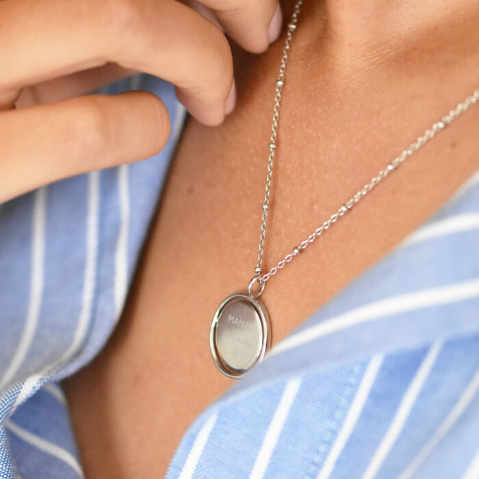 Pendentif personnalisé médaille réversible Eternelle gravée argent 18 mm - photo portée