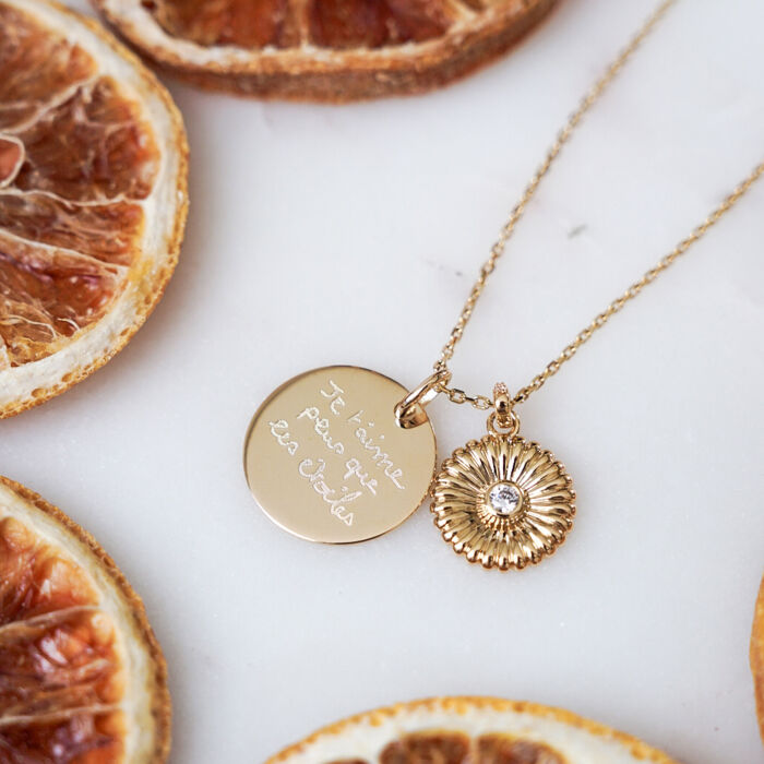 Pendentif personnalisé médaille gravée plaqué or 19 mm et breloque marguerite scintillante 14 mm - ambiance