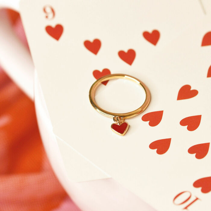 Bague coeur émail rouge plaqué or - ambiance