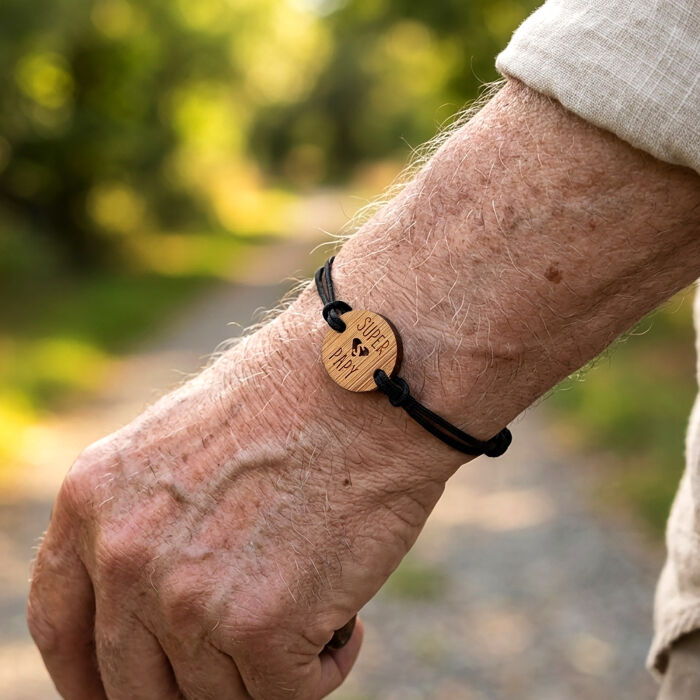 Bracelet homme médaille gravée bois ronde 21 mm - Edition spéciale "Super Papy"
