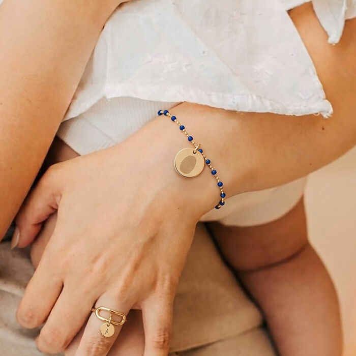 Bracciale perle colorate personalizzato medaglietta incisa placcata oro 15 mm