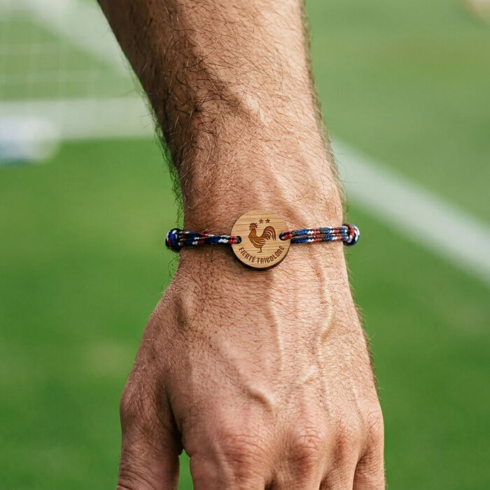 Bracelet homme personnalisé cordage marin tricolore simple médaille gravée bois ronde 2 trous 21 mm - Edition spéciale Coupe du Monde - ambiance