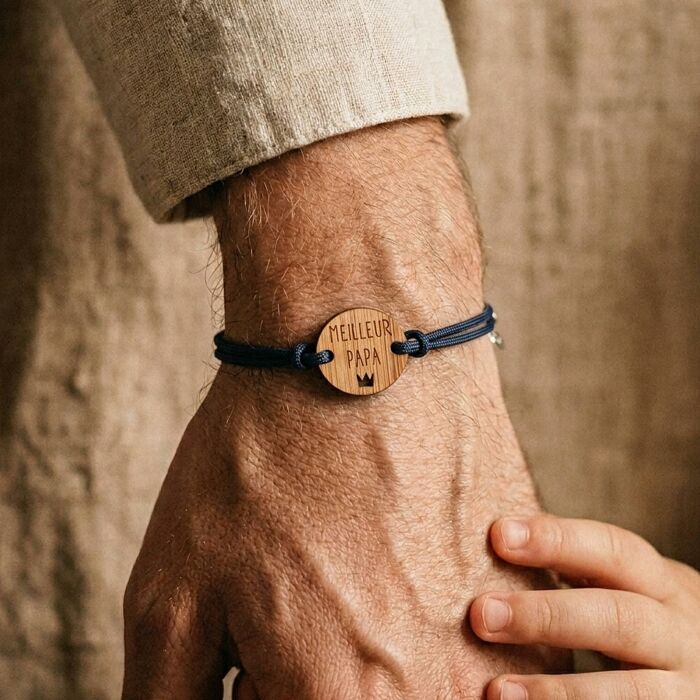 Bracelet homme médaille gravée bois ronde 21 mm - Edition spéciale "Meilleur papa" - porté