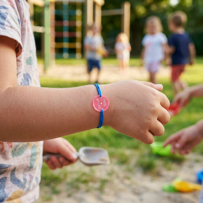 Bracelet d'identification enfant médaille gravée acrylique fluo rose 2 trous 17 mm - bracelet porté