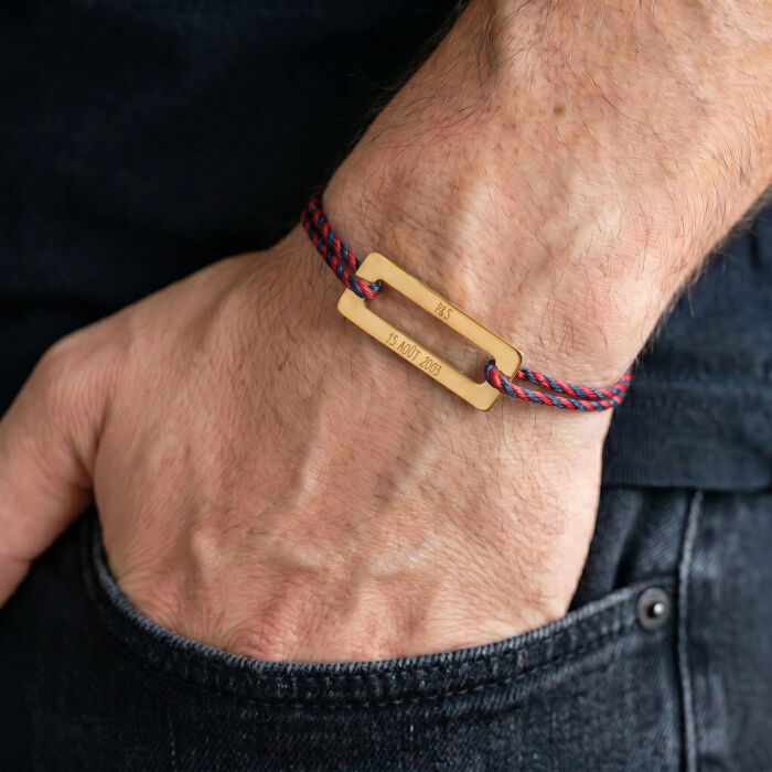 Bracelet homme personnalisé cordon tressé médaille gravée acier doré rectangle évidé 32x14 mm - bracelet porté