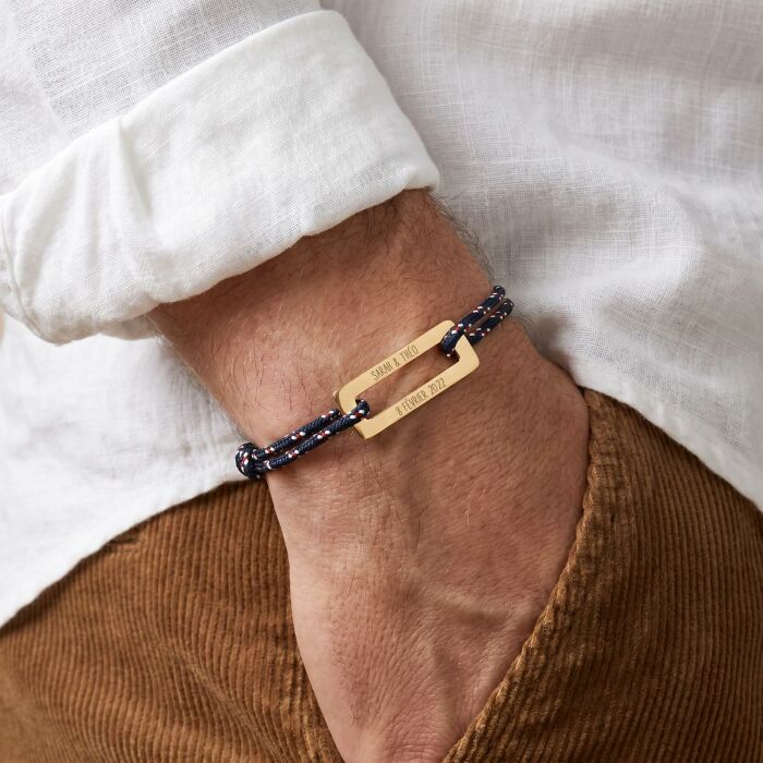 Bracelet homme personnalisé cordage marin simple médaille gravée acier doré rectangle évidé 32x14 mm - bracelet porté