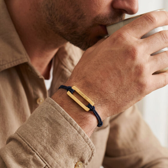 Bracelet homme personnalisé cordon double médaille gravée acier doré rectangle évidé 32x14 mm - bracelet porté