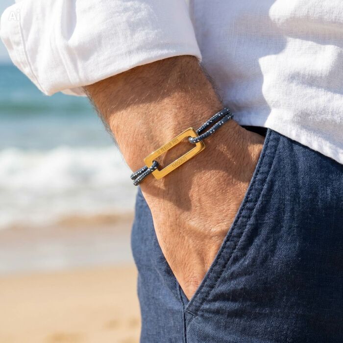 Bracelet homme personnalisé cordage marin simple médaille gravée acier doré rectangle évidé 32x14 mm - ambiance