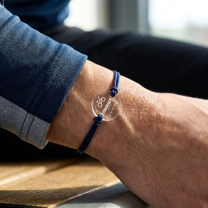 Bracelet homme personnalisé médaille gravée acrylique ronde 21 mm - Edition spéciale "Finisher" - bracelet porté