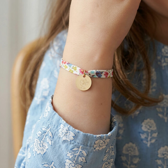 Bracelet enfant Liberty personnalisé médaille gravée plaqué or 15 mm - Edition spéciale KIDS - bijou porté