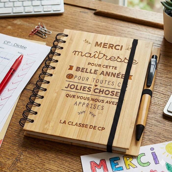 Carnet bambou personnalisé 14,5x18 cm et stylo gravé - Merci Maîtresse - ambiance