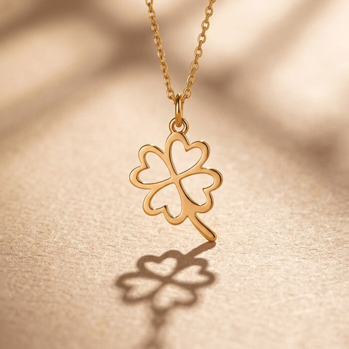Pendentif trèfle ajouré plaqué or 15 mm - ambiance