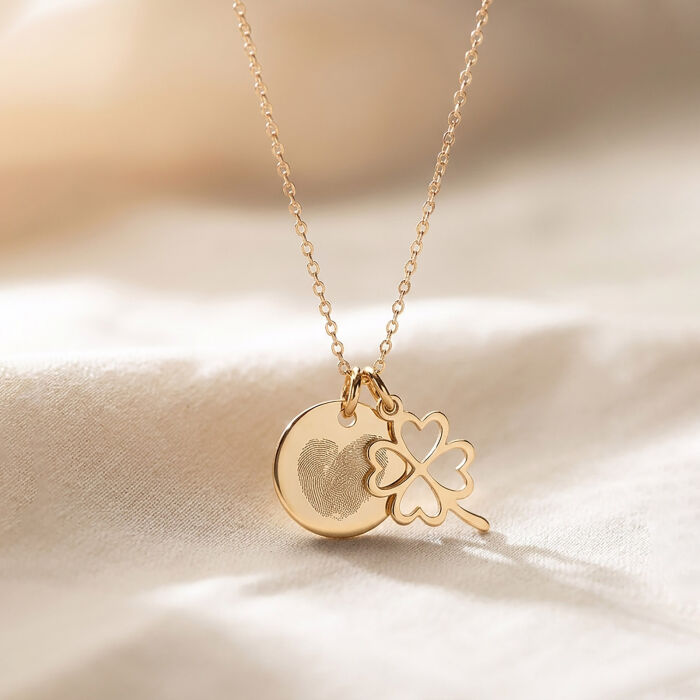 Pendentif personnalisé médaille gravée plaqué or 15 mm et breloque trèfle ajouré 15 mm - Ambiance