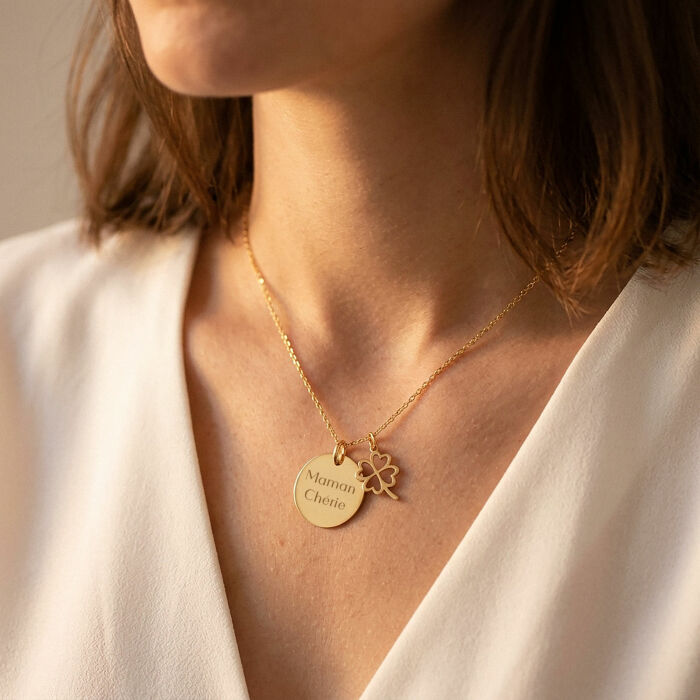 Pendentif personnalisé médaille gravée plaqué or 19 mm et breloque trèfle ajouré 15 mm - Bijou porté