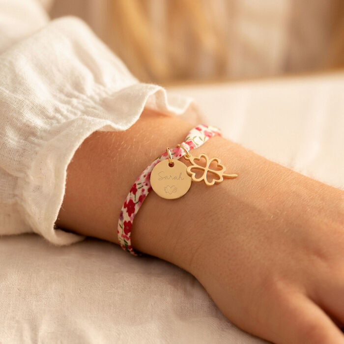 Bracelet enfant Liberty personnalisé médaille gravée plaqué or 15 mm et breloque trèfle ajouré 15 mm - bijou porté