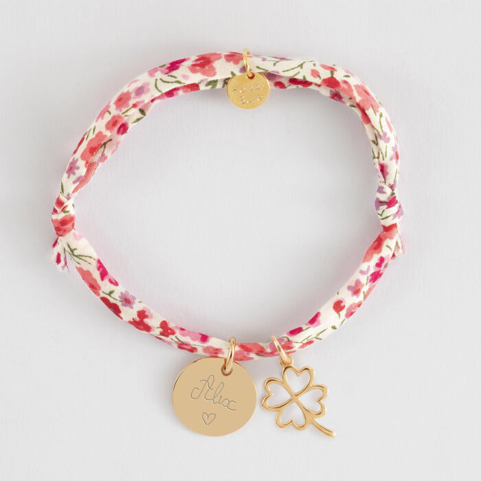Bracelet enfant Liberty personnalisé médaille gravée plaqué or 15 mm et breloque trèfle ajouré 15 mm - écrit