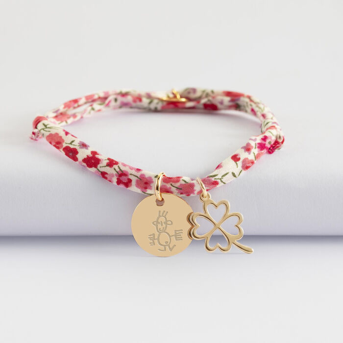Bracelet enfant Liberty personnalisé médaille gravée plaqué or 15 mm et breloque trèfle ajouré 15 mm - dessin