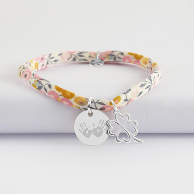 Bracelet enfant Liberty personnalisé médaille gravée argent 15 mm et breloque trèfle ajouré 15 mm - empreintes