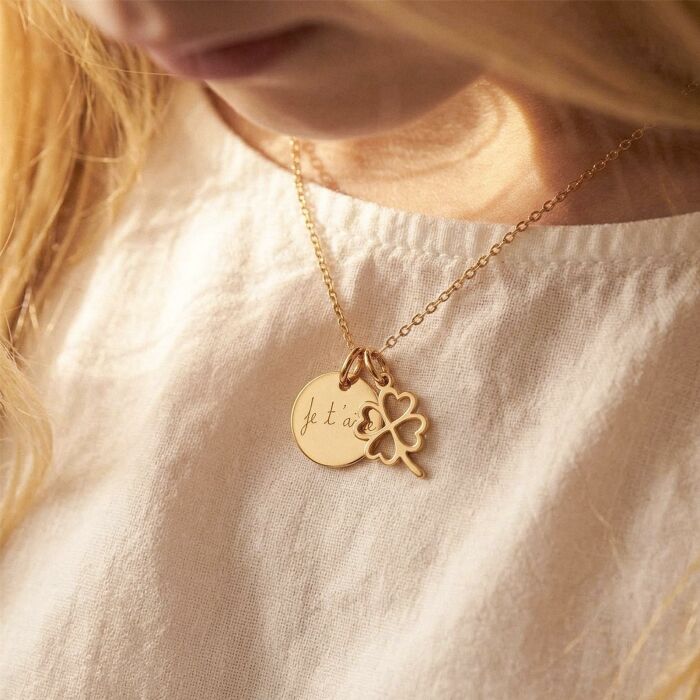 Pendentif enfant personnalisé médaille gravée plaqué or 15 mm et breloque trèfle ajouré 15 mm - bijou porté