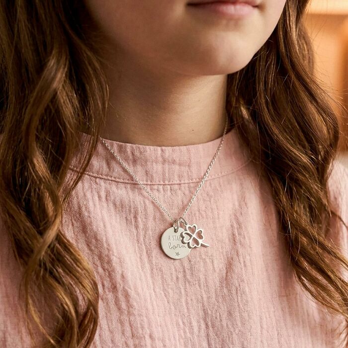 Pendentif enfant personnalisé médaille gravée argent 15 mm et breloque trèfle ajouré 15 mm - bijou porté