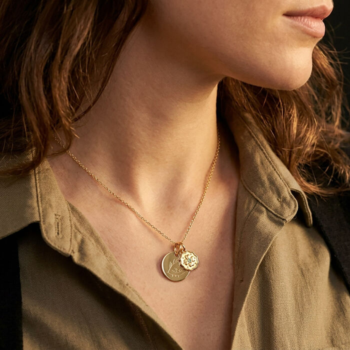 Pendentif personnalisé médaille gravée plaqué or 15 mm et breloque trèfle mini zircon vert 10 mm - ambiance