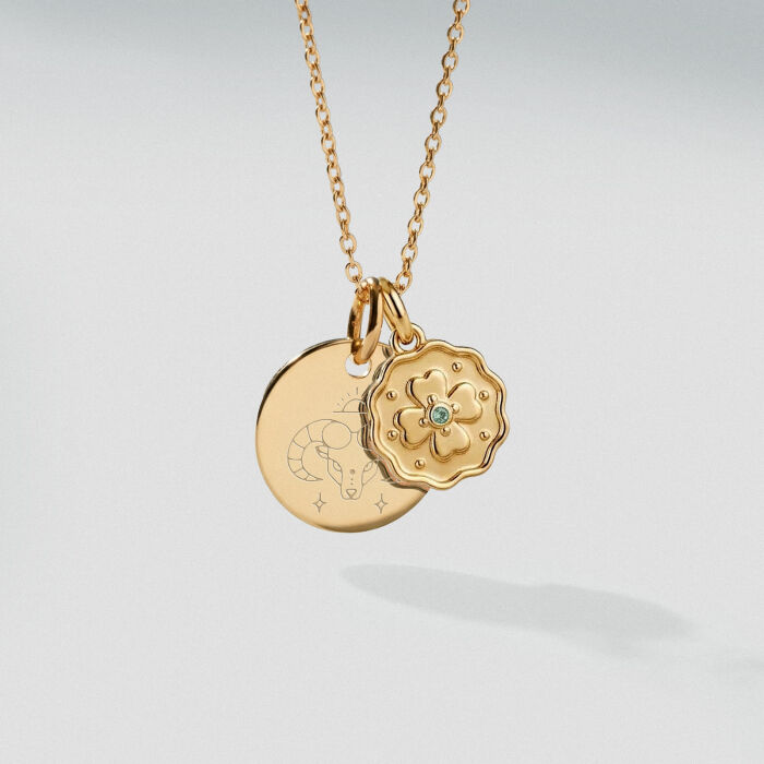 Pendentif personnalisé médaille gravée plaqué or 15 mm et breloque trèfle mini zircon vert 10 mm - illustration