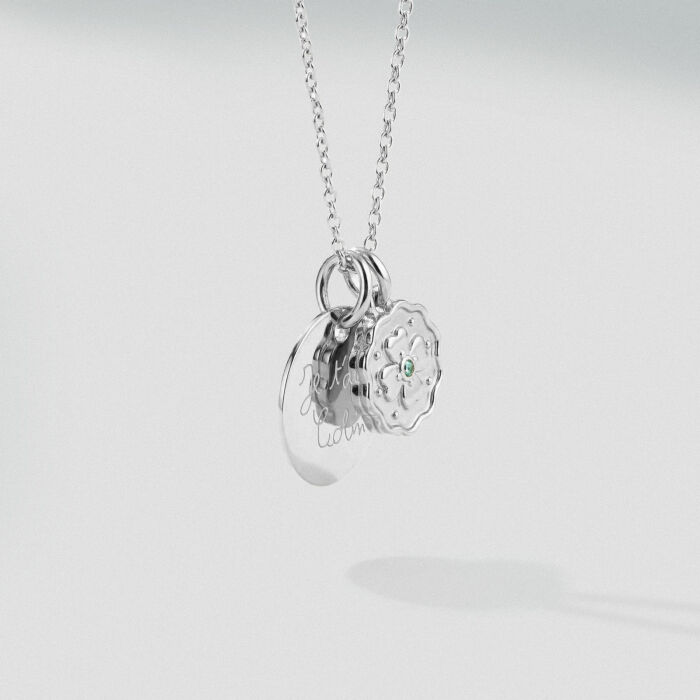 Pendentif personnalisé médaille gravée argent 15 mm et breloque trèfle mini zircon vert 10 mm - écrit