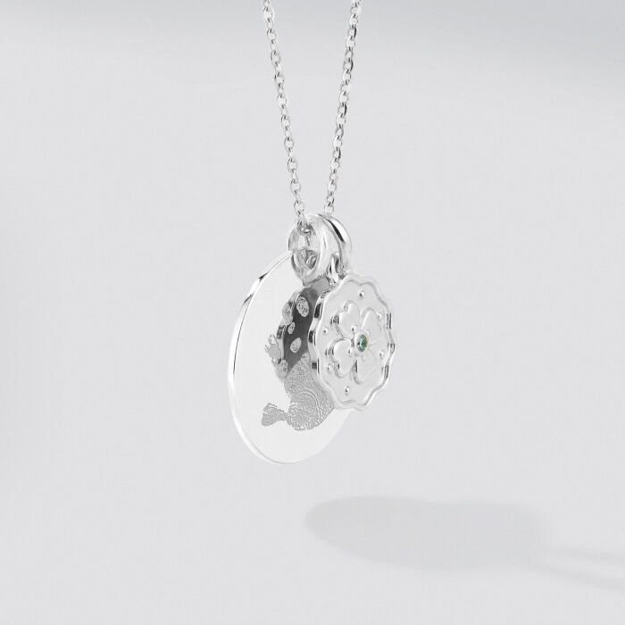 Pendentif personnalisé médaille gravée argent 19 mm et breloque trèfle mini zircon vert 10 mm - empreinte