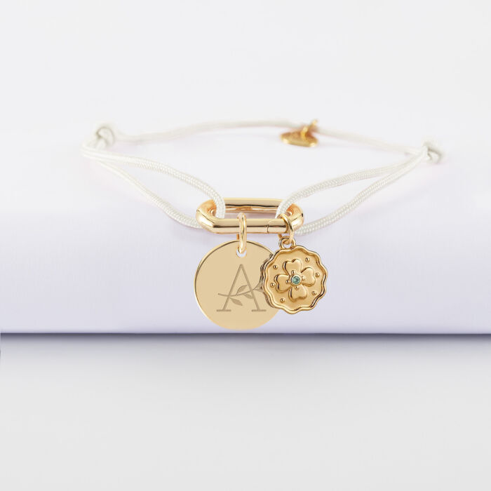 Bracelet personnalisé cordon mousqueton 17x11 mm médaille gravée plaqué or 15 mm et breloque trèfle mini zircon vert 10 mm - illustration