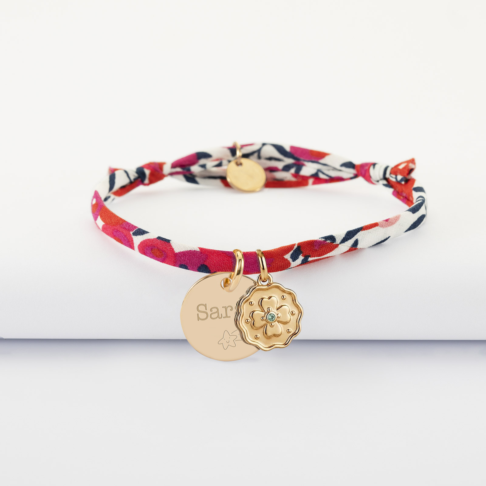 Bracelet enfant Liberty personnalisé médaille gravée plaqué or 15 mm et breloque trèfle mini zircon vert 10 mm