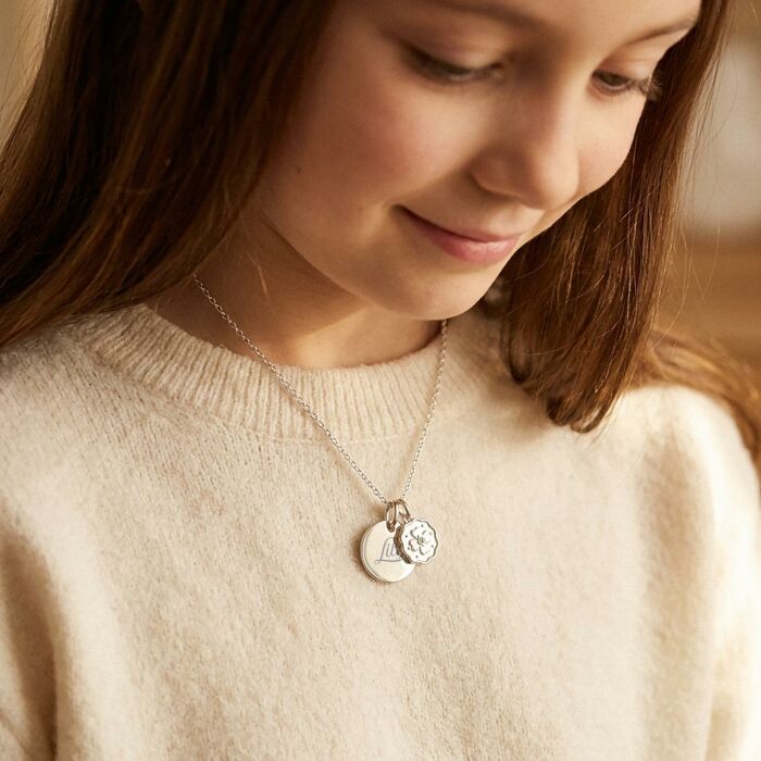 Pendentif enfant personnalisé médaille gravée argent 15 mm et breloque trèfle mini zircon vert 10 mm - porté