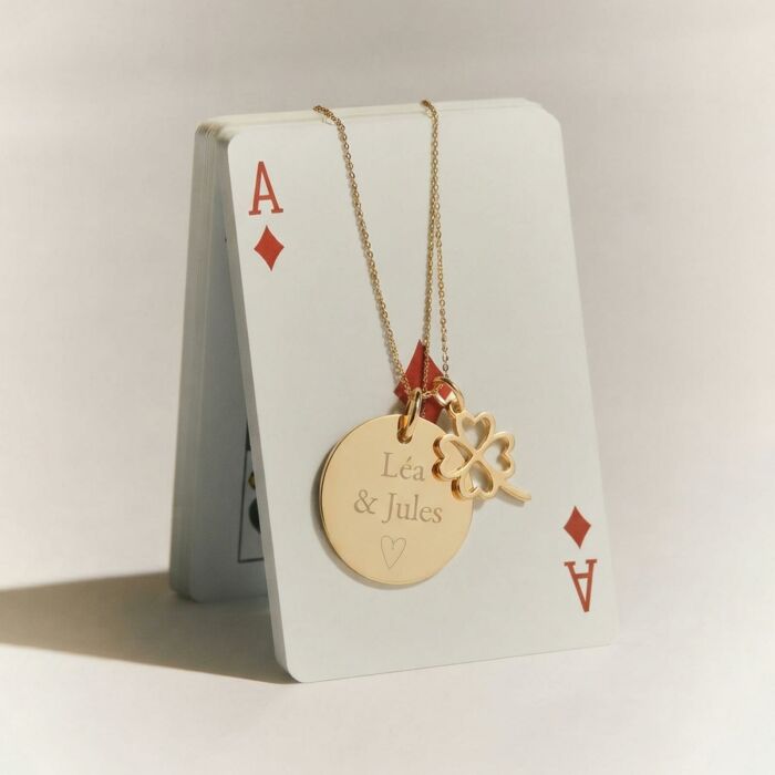Pendentif personnalisé médaille gravée plaqué or 19 mm et breloque trèfle ajouré 15 mm