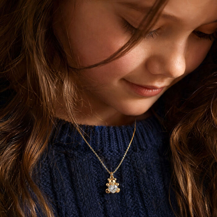 Pendentif enfant ourson coeur zircon plaqué or 11 mm - porté