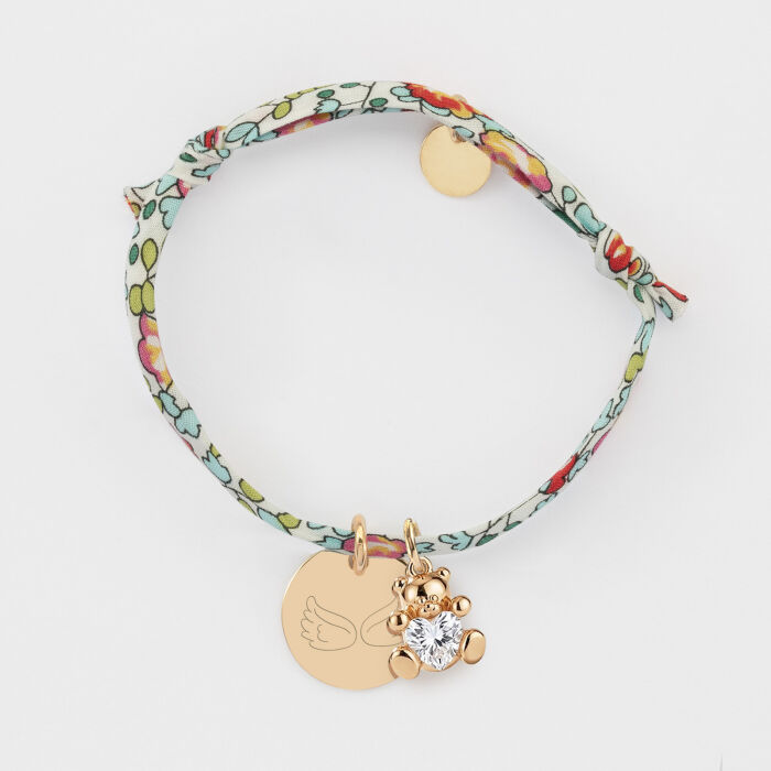 Bracelet enfant Liberty personnalisé médaille gravée plaqué or 15 mm et breloque ourson coeur zircon 11 mm - illustration