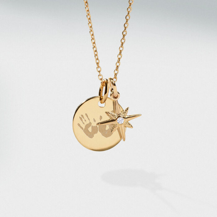 Pendentif enfant personnalisé médaille gravée plaqué or 15 mm et breloque étoile du Nord plaqué or 11 mm - empreinte