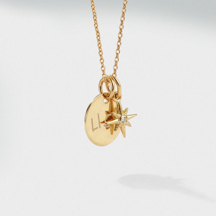 Pendentif enfant personnalisé médaille gravée plaqué or 15 mm et breloque étoile du Nord plaqué or 11 mm - écrit