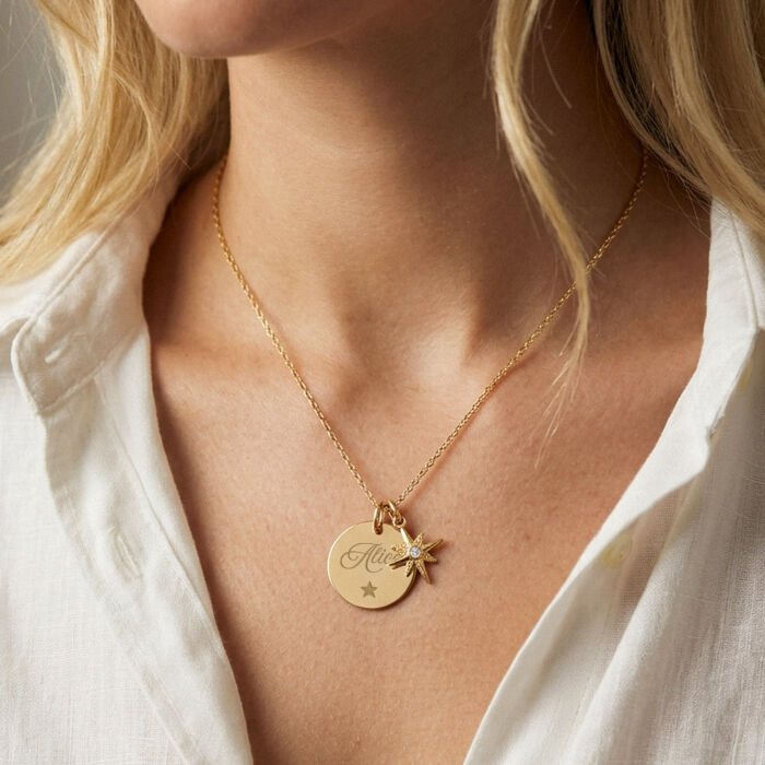 Pendentif personnalisé médaille gravée plaqué or 19 mm et breloque étoile du Nord plaqué or 11 mm - porté