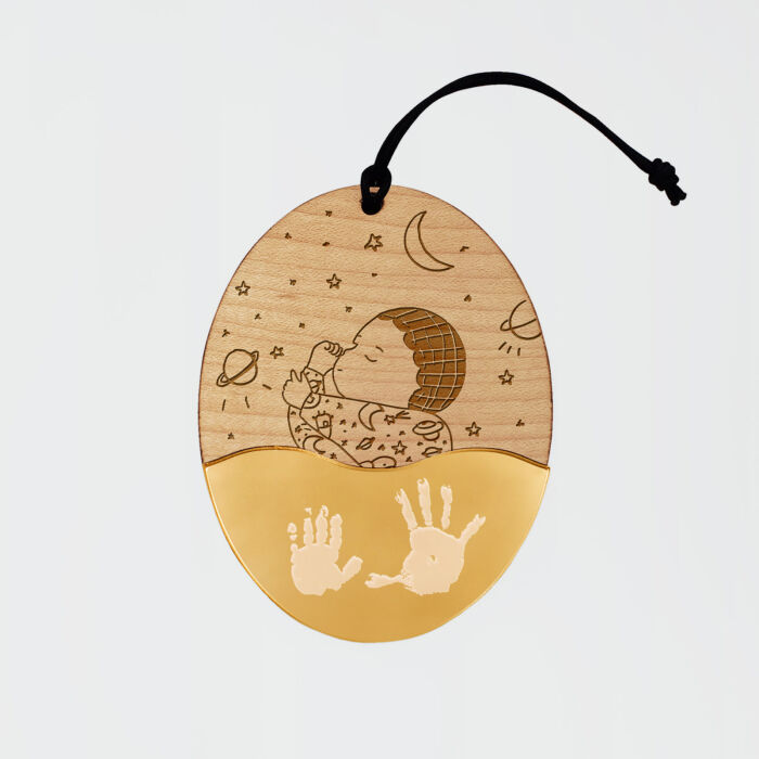 Boule de Noël personnalisée Bébé bois gravé - HappyBulle x MyLovelyThing - empreintes