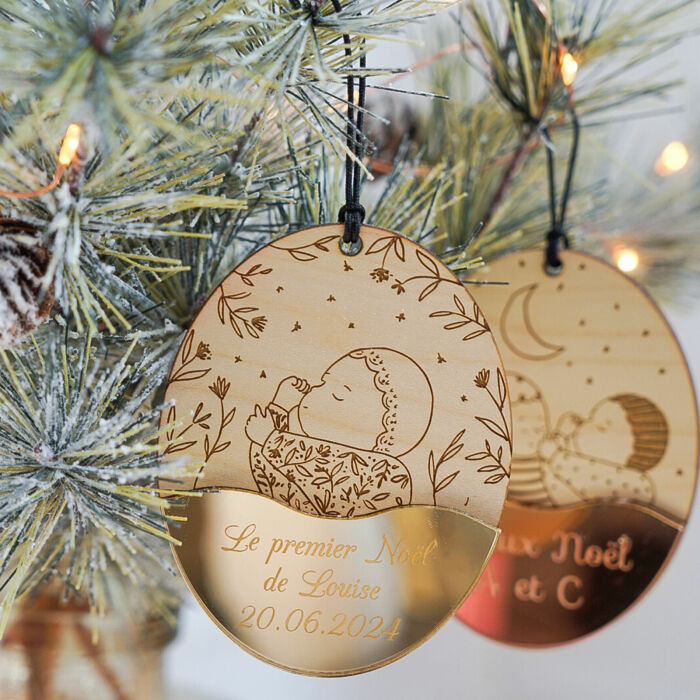 Boule de Noël personnalisée Bébé bois gravé - HappyBulle x MyLovelyThing - ambiance