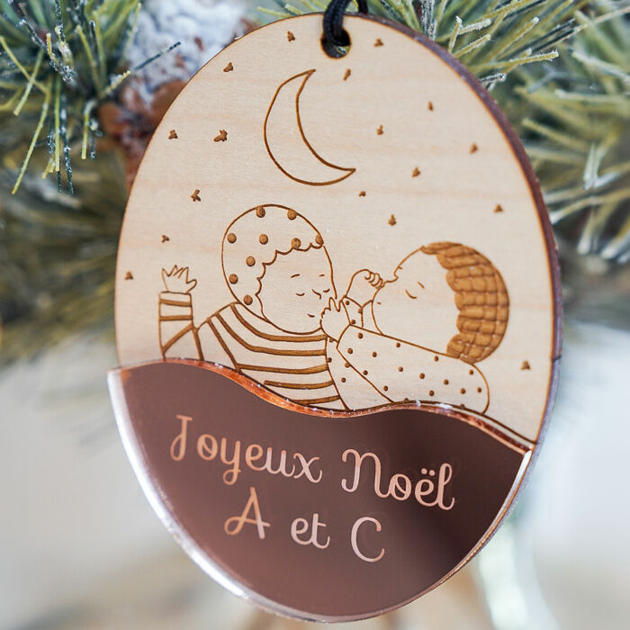 Boule de Noël personnalisée Bébé bois gravé - HappyBulle x MyLovelyThing - ambiance acrylique rose gold
