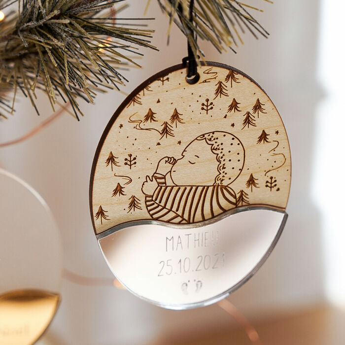 Boule de Noël personnalisée Bébé bois gravé - HappyBulle x MyLovelyThing - ambiance - miroir argenté