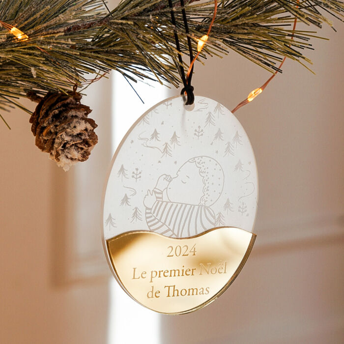 Boule de Noël personnalisée Bébé acrylique givré gravé - HappyBulle x MyLovelyThing - ambiance