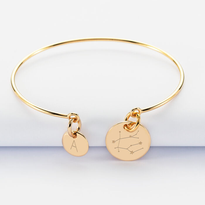 Bracelet personnalisé jonc plaqué or médaille gravée 15 mm et breloque ronde 10 mm - illustration