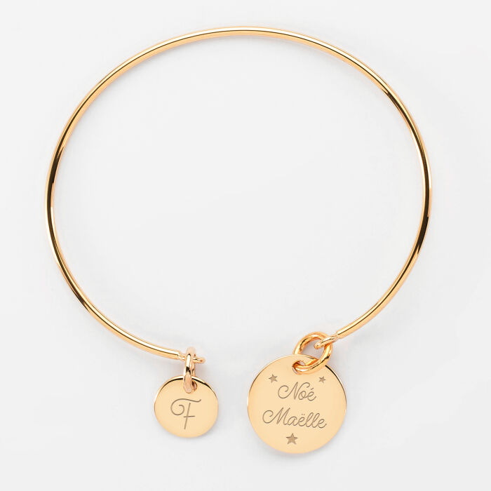 Bracelet personnalisé jonc plaqué or médaille gravée 15 mm et breloque ronde 10 mm - prénoms